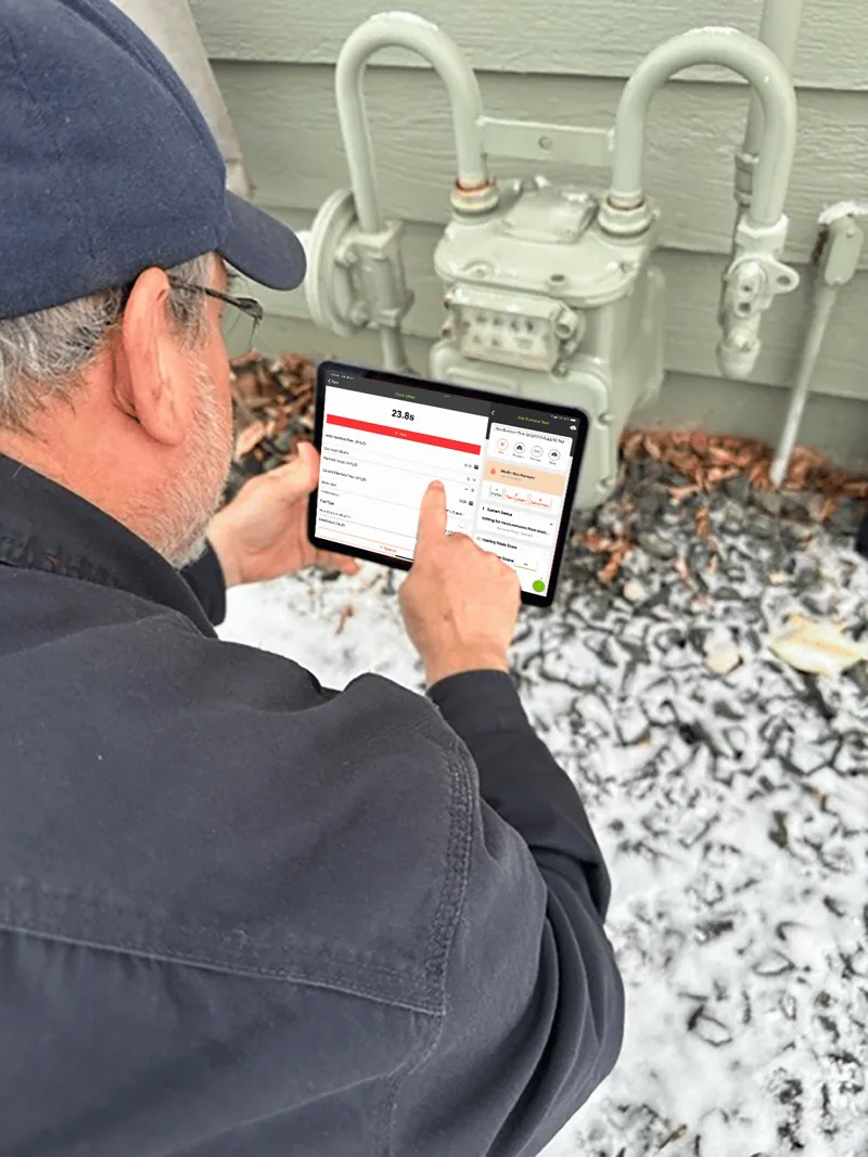 Technician clocking a gas meter with measureQuick on a tablet